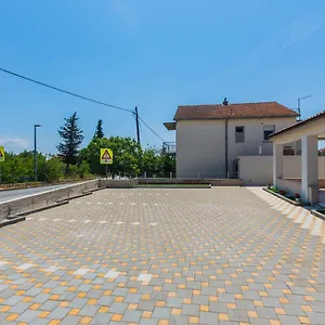 Nikola , Plano Kroatien